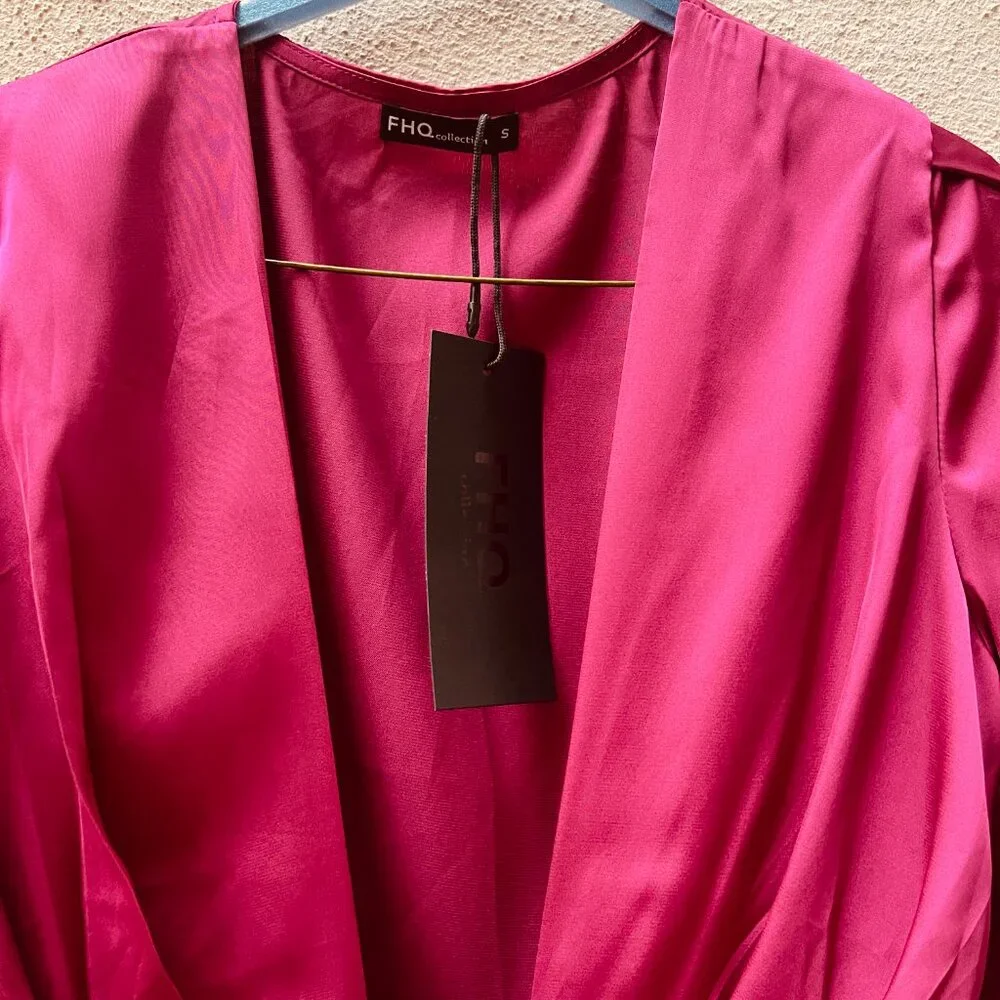 NWT FHU collection Half Sleeve Elegant Sheath V Neck Top - Picture 3 of 9